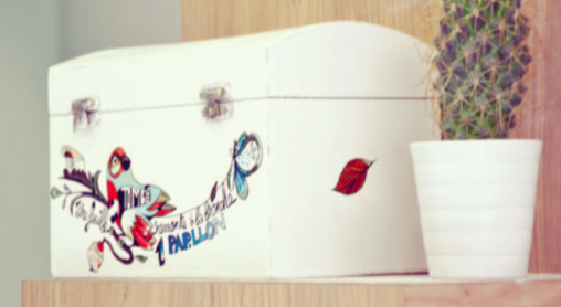 Personnalisez une boîte de rangement à votre image en la customisant avec des tattoos