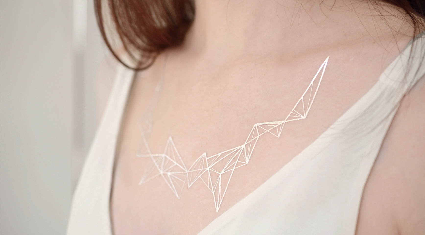 collier tattoo géométrique dessiné par l'artiste Ariane Doliery