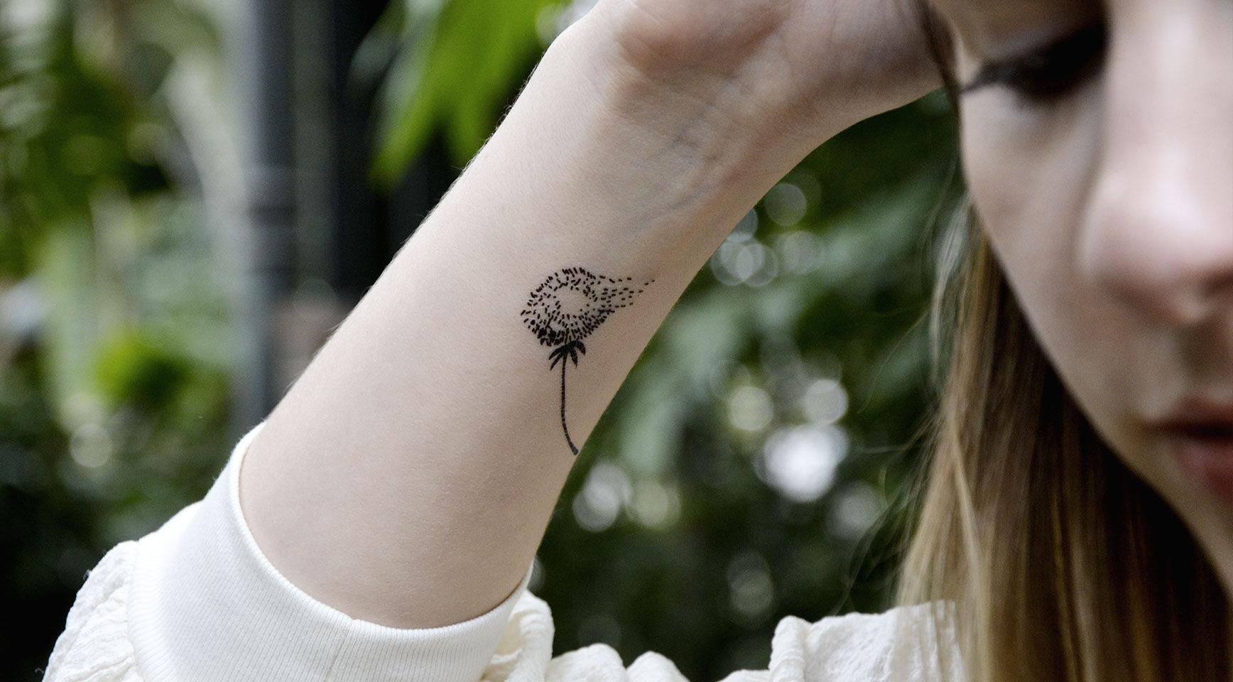 Dandelion  ovenleetattoo       dandeliontattoo flowertattoo  wristtattoo colortattooartist floraltattoo 오븐리타투 민들레타투 손목타투   Instagram