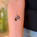 Tatouage éphémère de deux personnes qui tchin ensemble