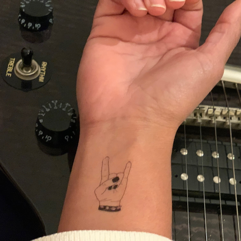 Tatouage temporaire réalisé par Audrey Suau, représentant le signe Rock'n Roll