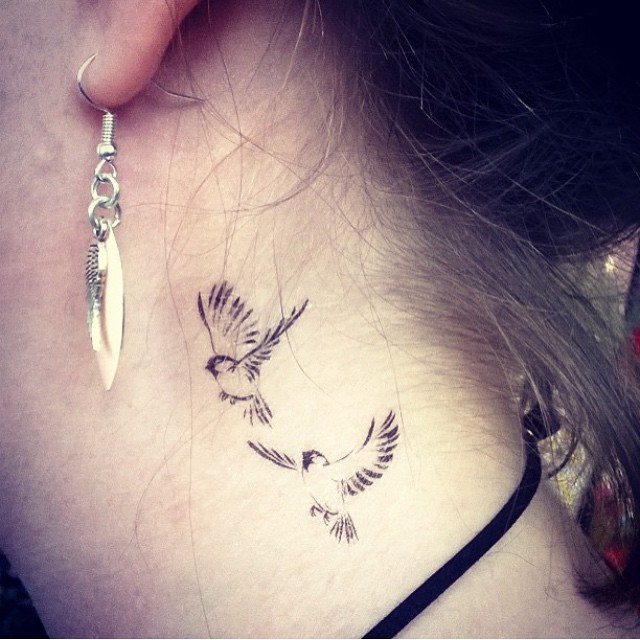 tatouage oiseau temporaire dans le cou