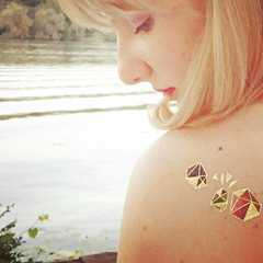 tatouages éphémères géométriques dorés façon pierres précieuses