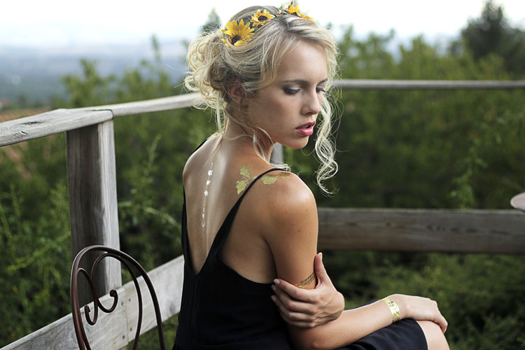 parure de bijoux éphémères florale et élégante