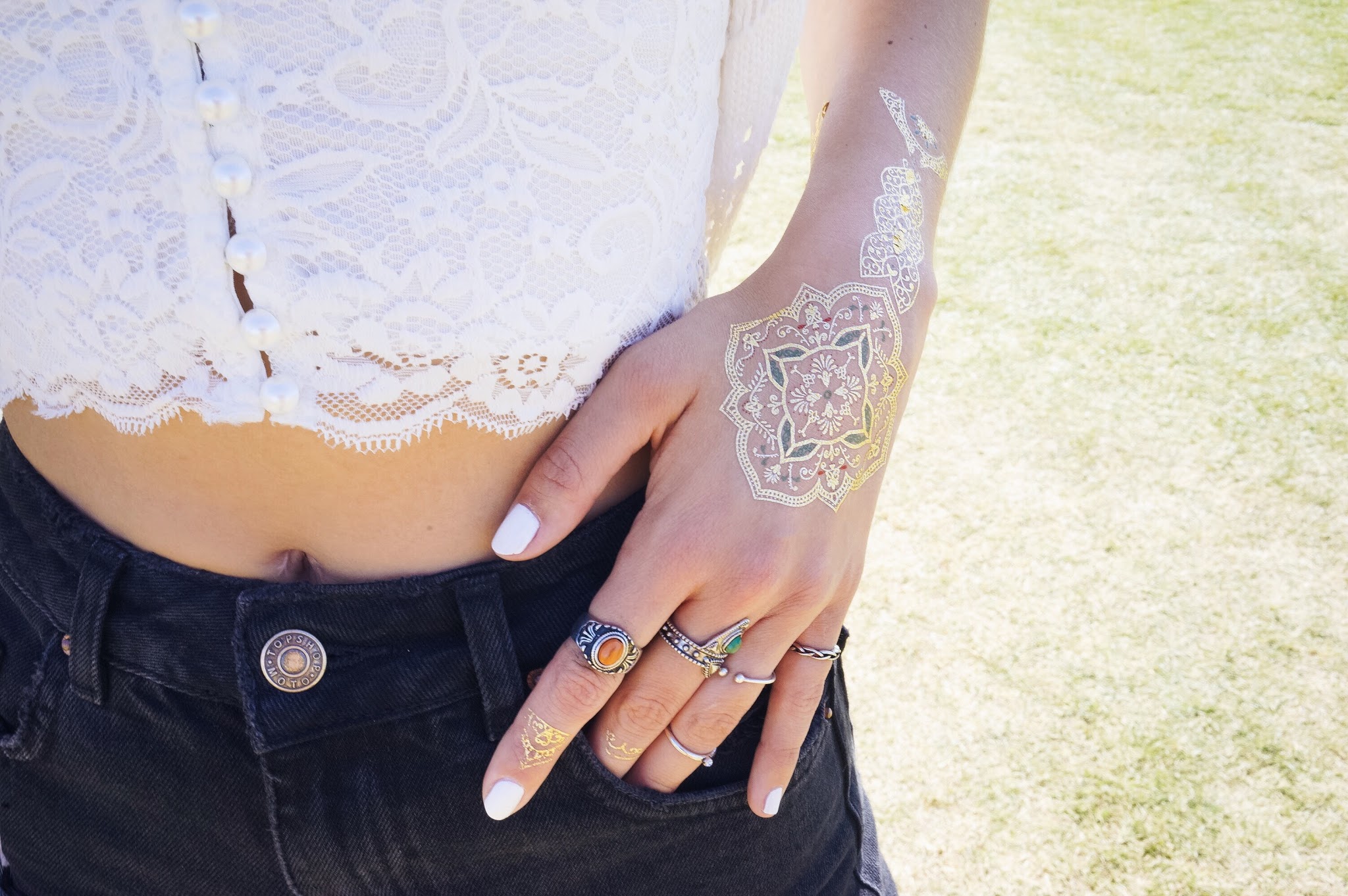 La blogueuse Meryl Denis a opté pour les tattoos dorés Sioou façon bijou de main lors du fetsival de Coachella