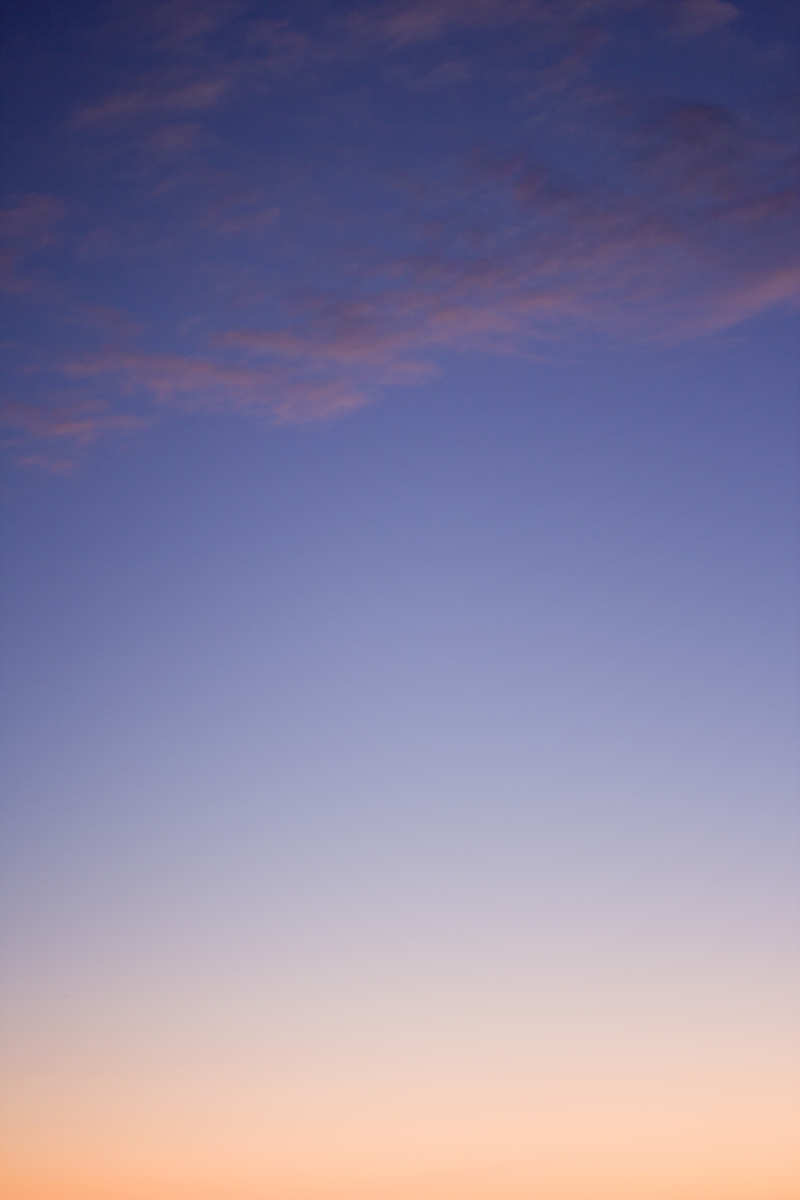 un délicat coucher de soleil aux reflets orangés